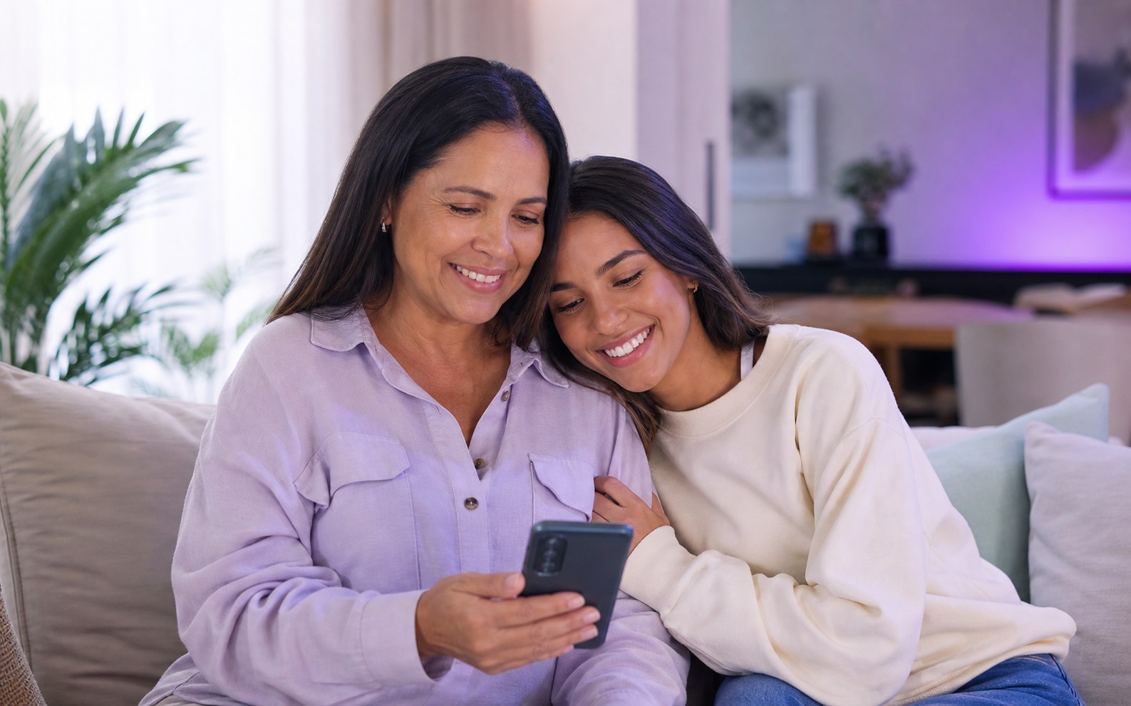 Família acompanhando um lembrete de saúde pelo celular