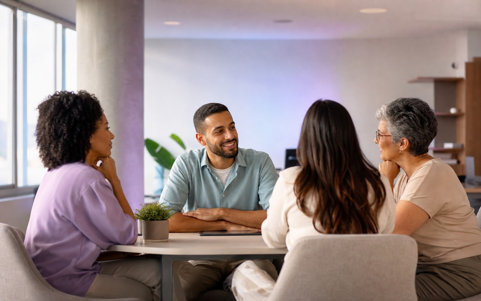 Equipe conversando em um ambiente de trabalho acolhedor